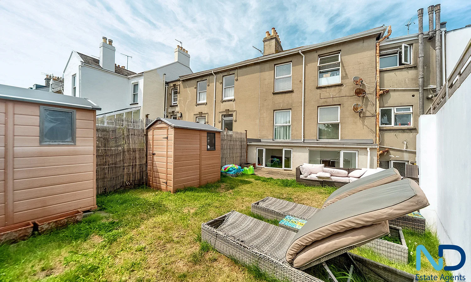 St Helier - One Bedroom Apartment with Study, Storage and Communal Garden, St Helier — photo 2 of 21