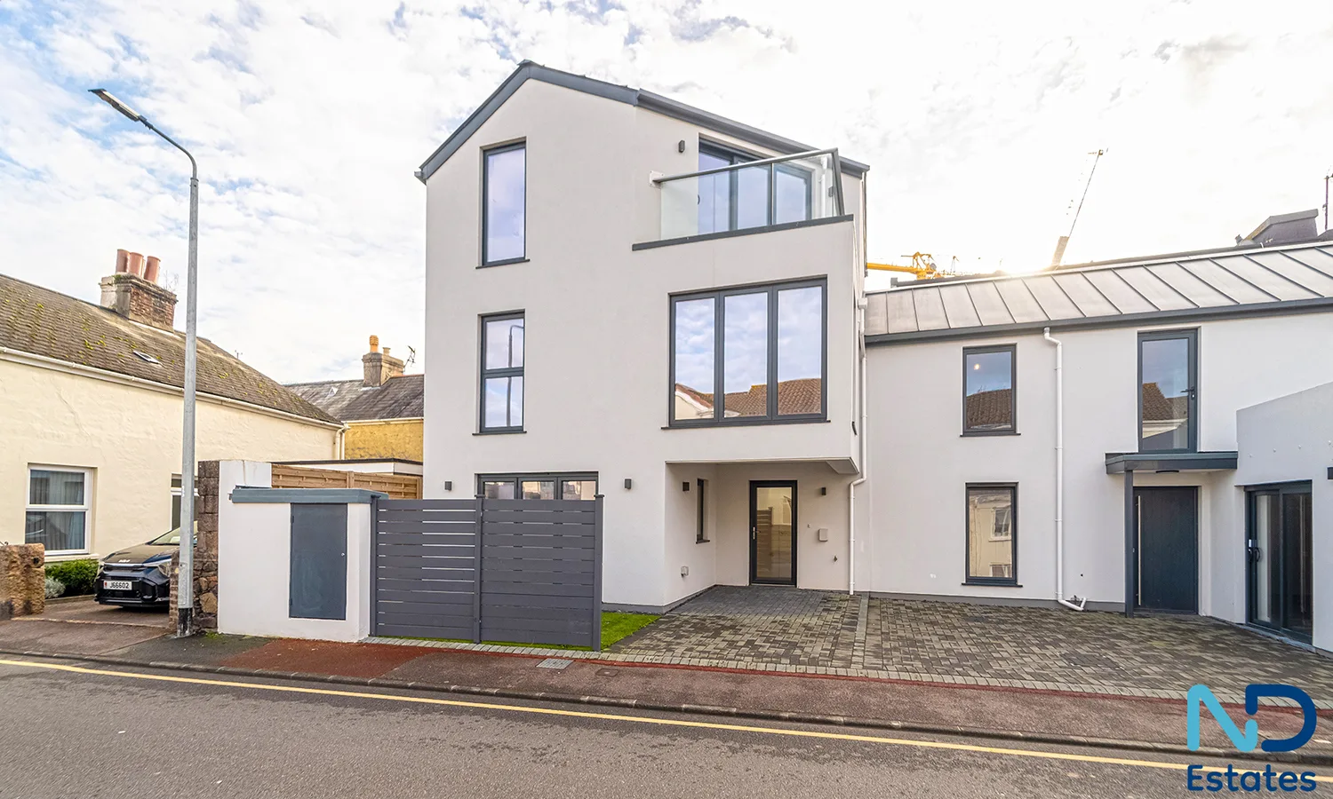 St Helier - Three Bedroom House with Parking, Patio Garden & Balcony, St Helier — photo 1 of 35
