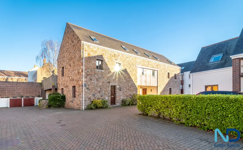 St Helier - One Bedroom Home with Study and Parking plus Garden, St Helier — photo 1 of 24