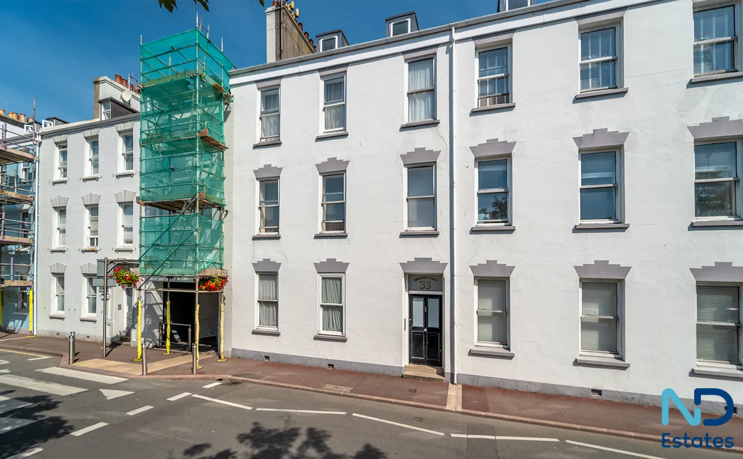 St Helier - Spacious One Bedroom Apartment with Storage in Town - First Time Buyers Only, St Helier — photo 1 of 17